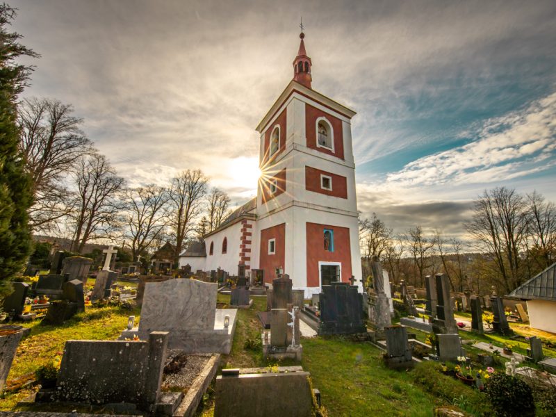 kostel sv. Jakuba Staršího v Letařovicích, hřbitov, součást Svatojakubské stezky